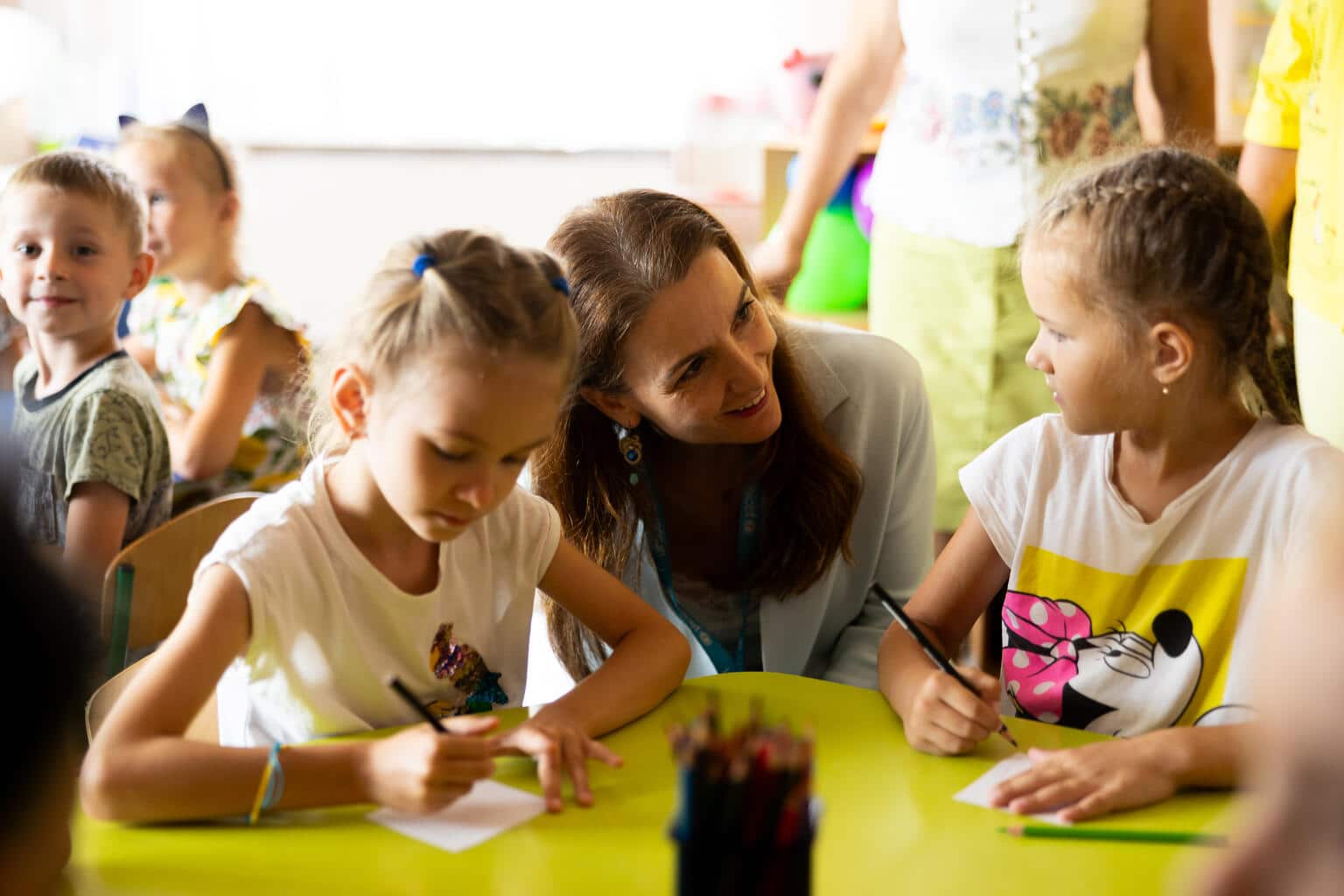 Photo d'une enseignante avec ses élèves.